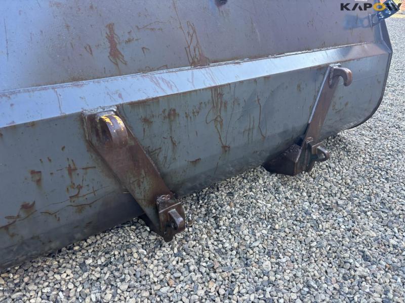 Bucket with Euro hitch 8