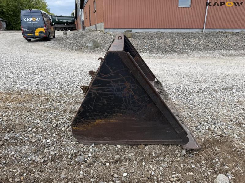 Bucket with Euro hitch 4