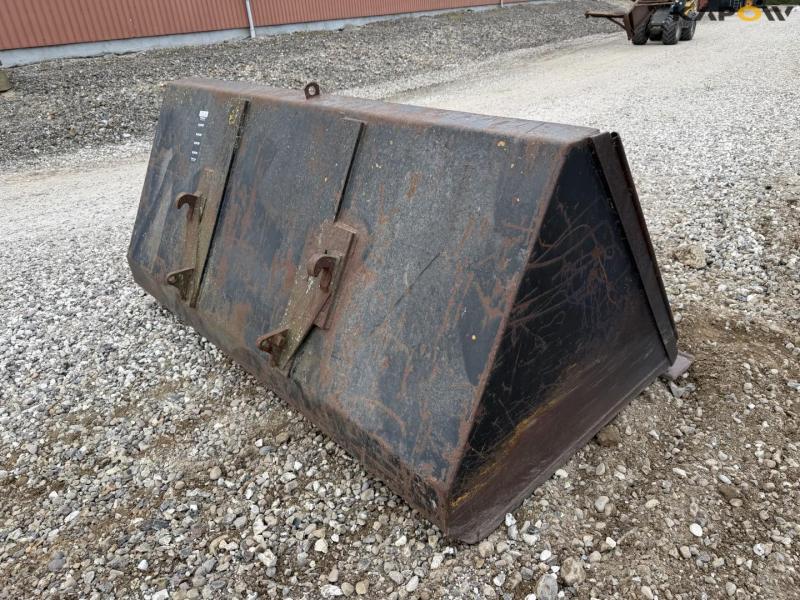 Bucket with Euro hitch 5