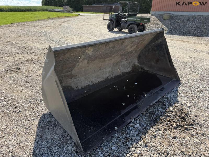 Bucket with Euro hitch 3