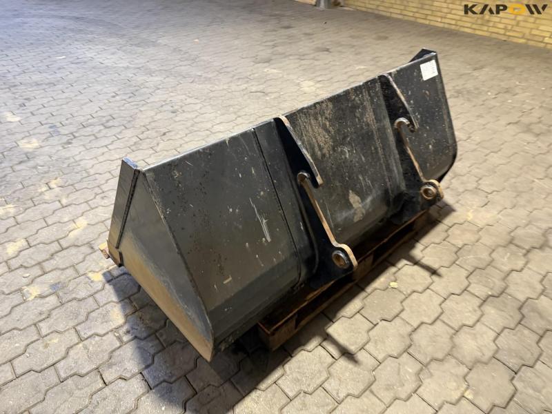 Bucket with Giant hitch 7