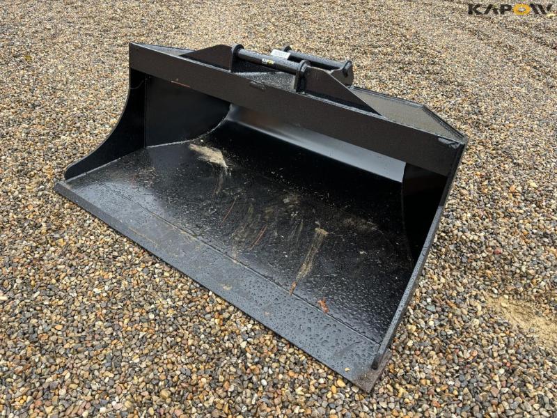 Bucket with Hydrema hitch 1