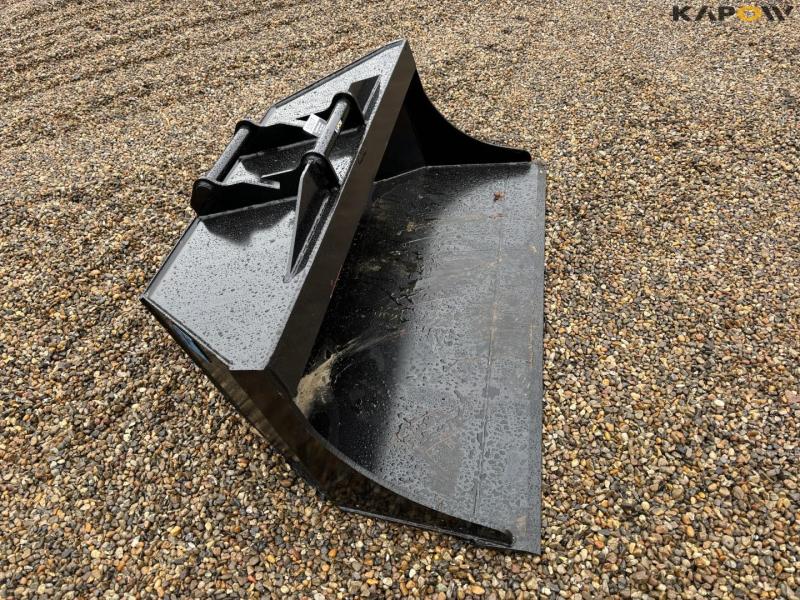 Bucket with Hydrema hitch 4