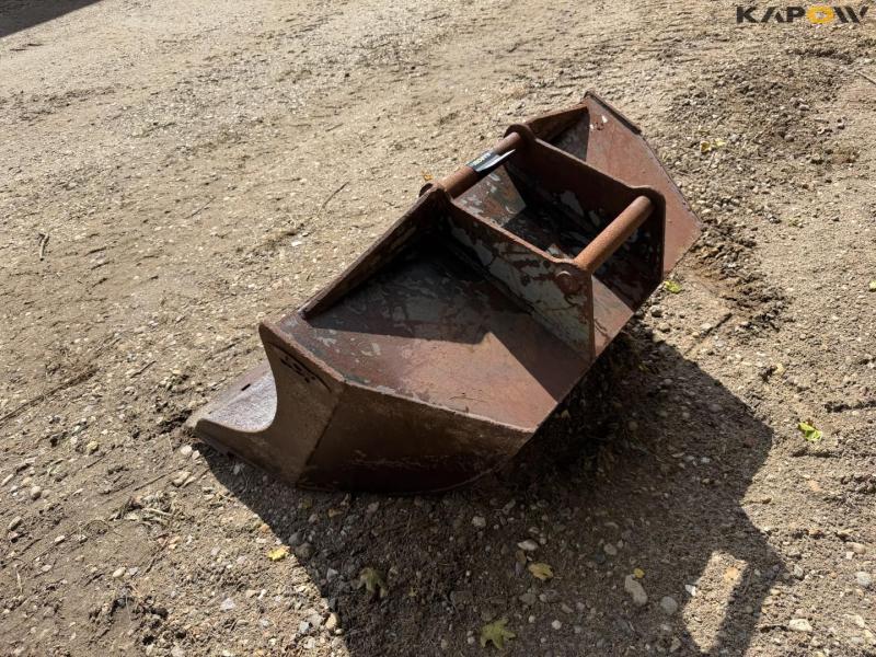 Bucket with Hydrema hitch 7
