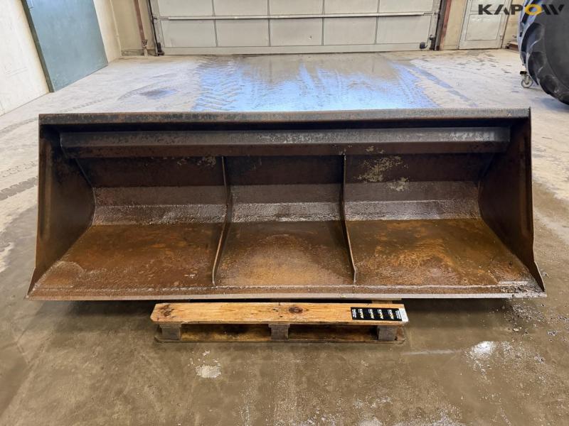 Bucket with John Deere hitch 2