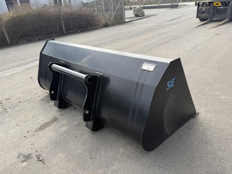 Bucket with Manitou hitch 5