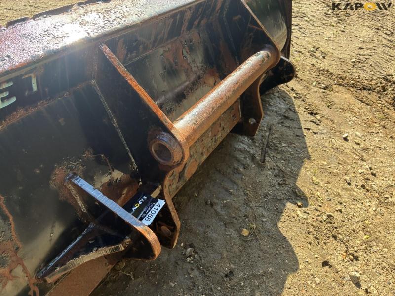 Bucket with Manitou hitch 15