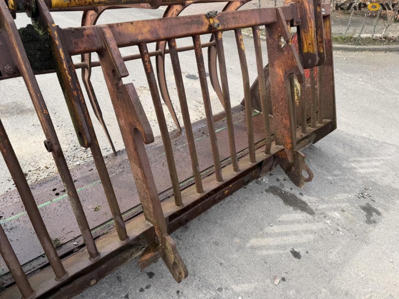 Shovel with attack claw 9