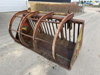 Shovel with attack claw