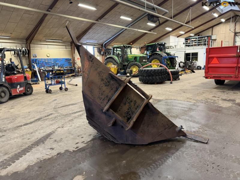 Bucket with S70 hitch 5