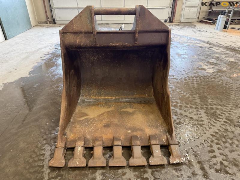 Bucket with S70 hitch 2