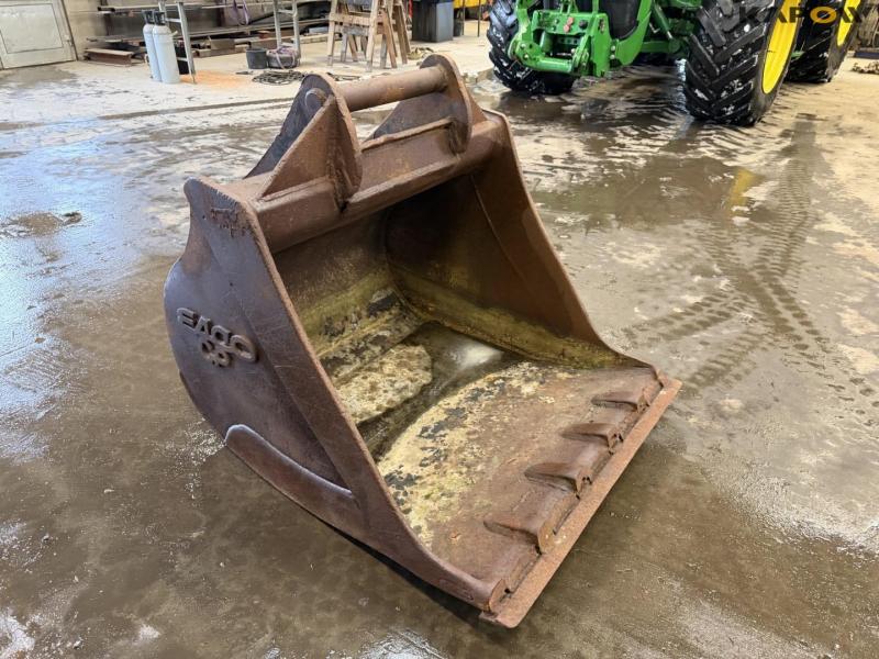 Bucket with S70 hitch 3
