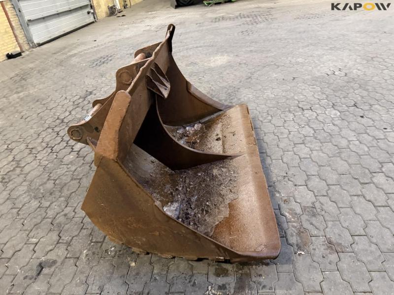 Bucket with S70 hitch 4