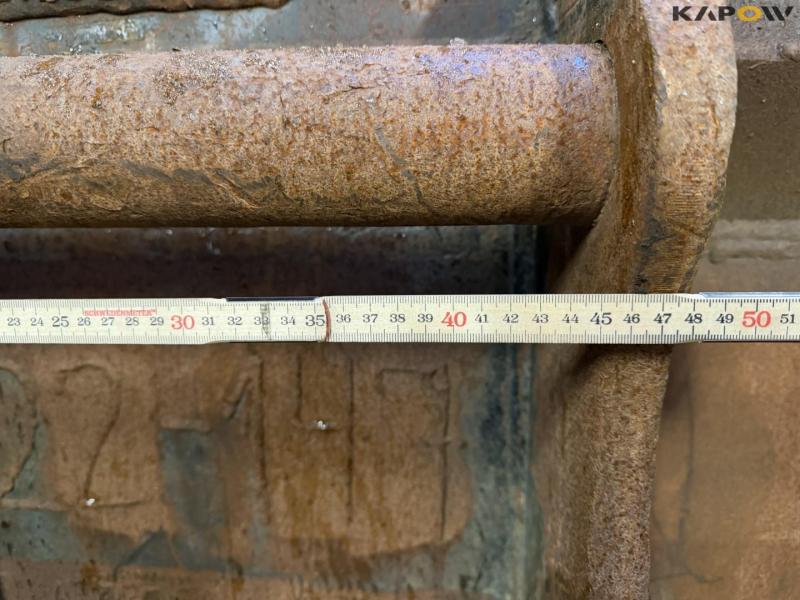 Bucket with S70 hitch 11