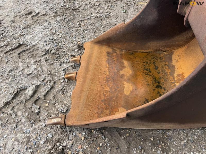 Bucket with S70 hitch 9