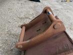 Bucket with S70 hitch 13