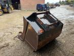 Bucket with S80 hitch 7