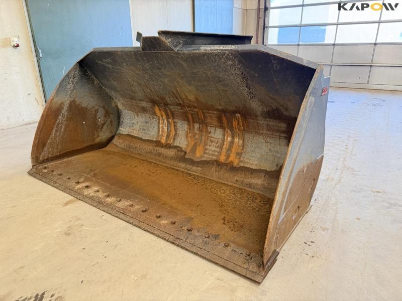 Bucket with Volvo hitch 1
