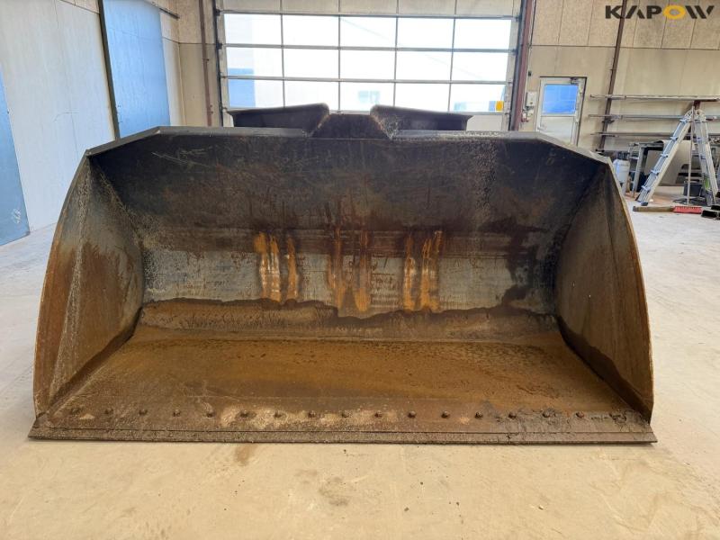 Bucket with Volvo hitch 2