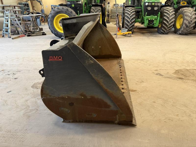 Bucket with Volvo hitch 4