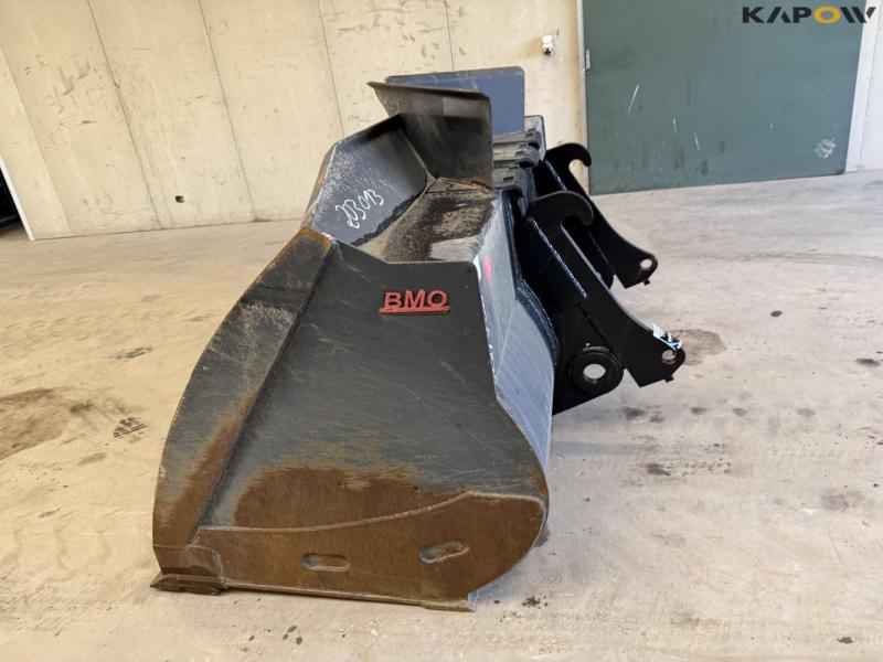 Bucket with Volvo hitch 8