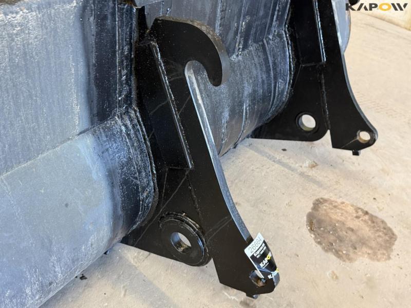 Bucket with Volvo hitch 9
