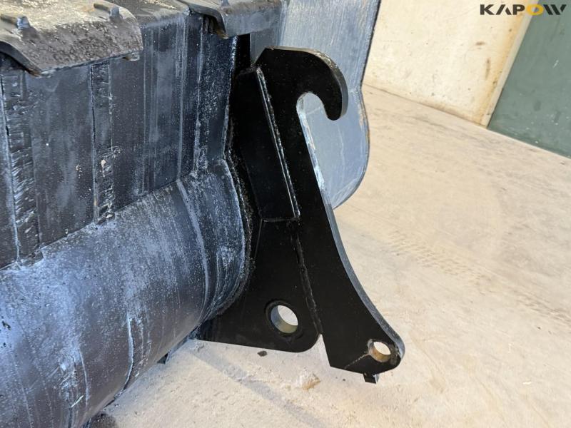 Bucket with Volvo hitch 10