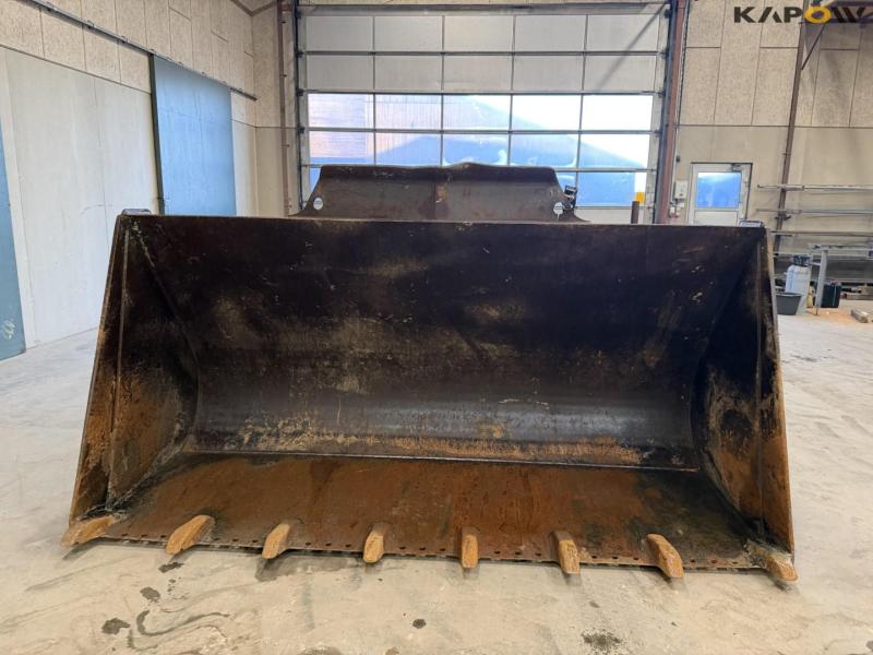 Bucket with Volvo hitch 2