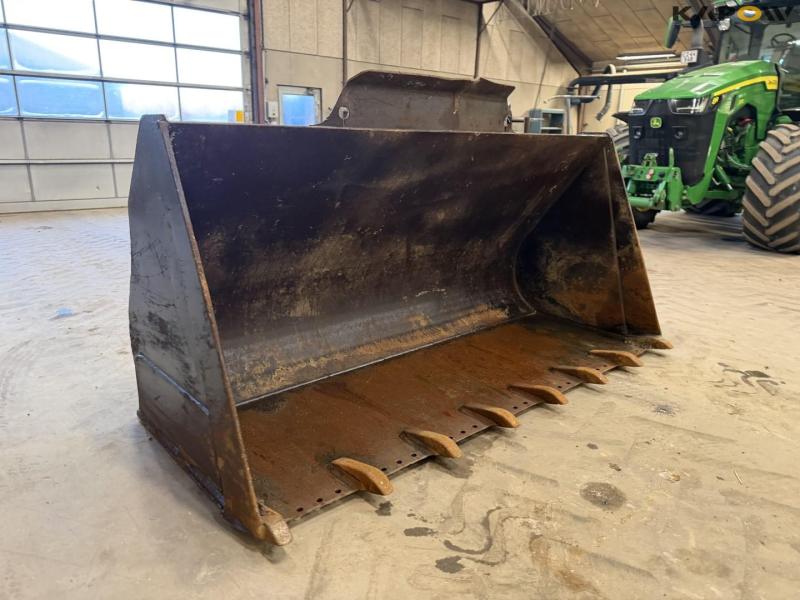 Bucket with Volvo hitch 3