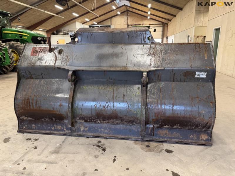 Bucket with Volvo hitch 6