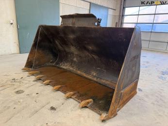 Bucket with Volvo hitch