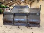 Bucket with Volvo hitch 6