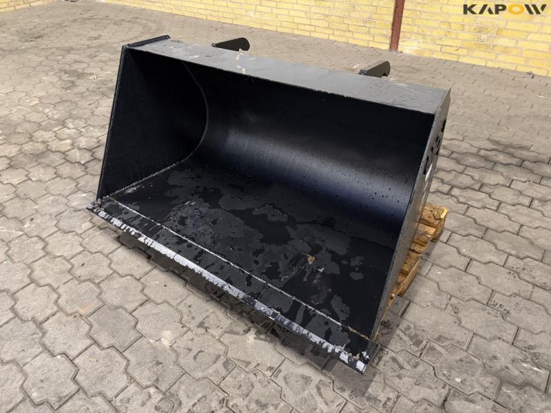 Bucket with Weidemann hitch 1