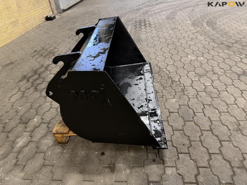 Bucket with Weidemann hitch 4