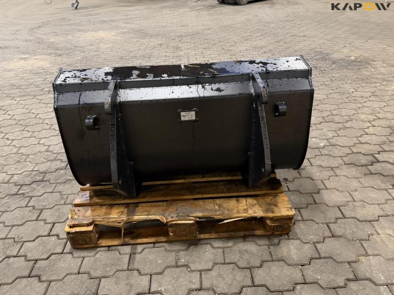 Bucket with Weidemann hitch 6
