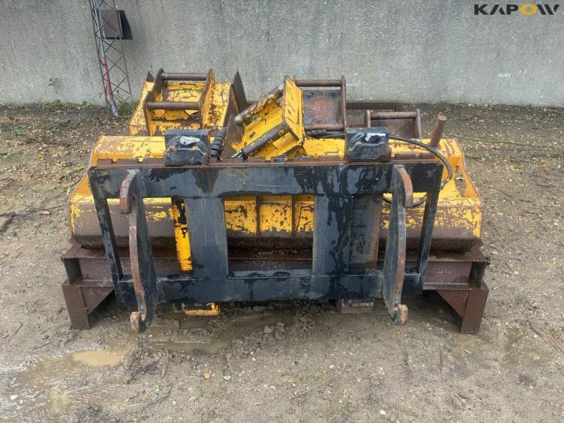Bucket set in holder with Hydrema hitch 2