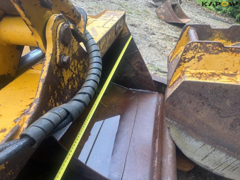 Bucket set in holder with Hydrema hitch 20