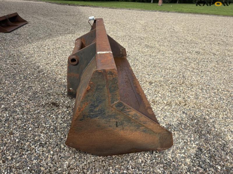 Bucket with manitou hitch 4