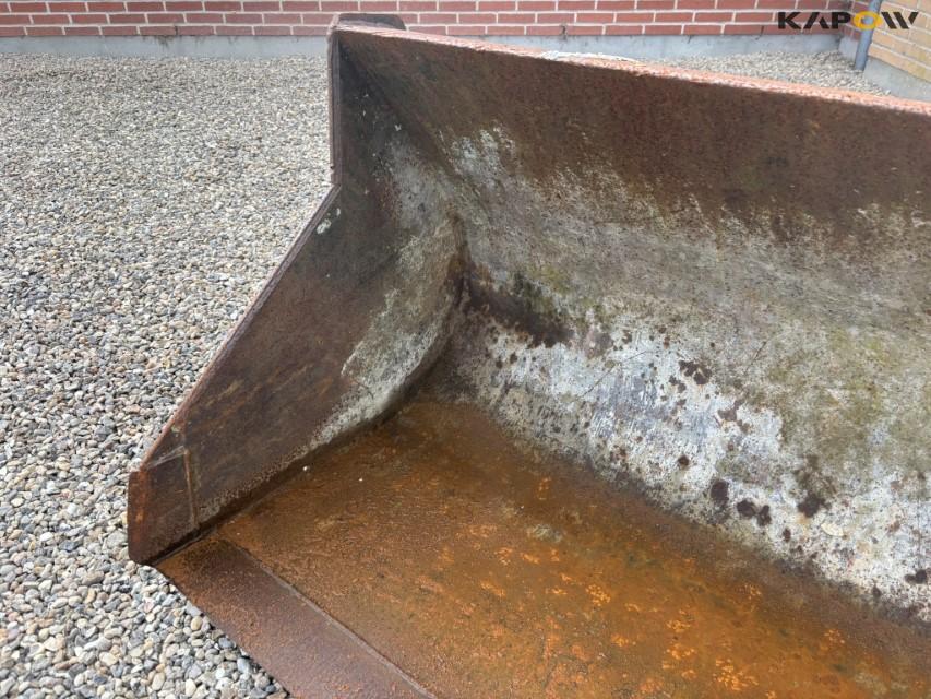 Bucket with manitou hitch 12