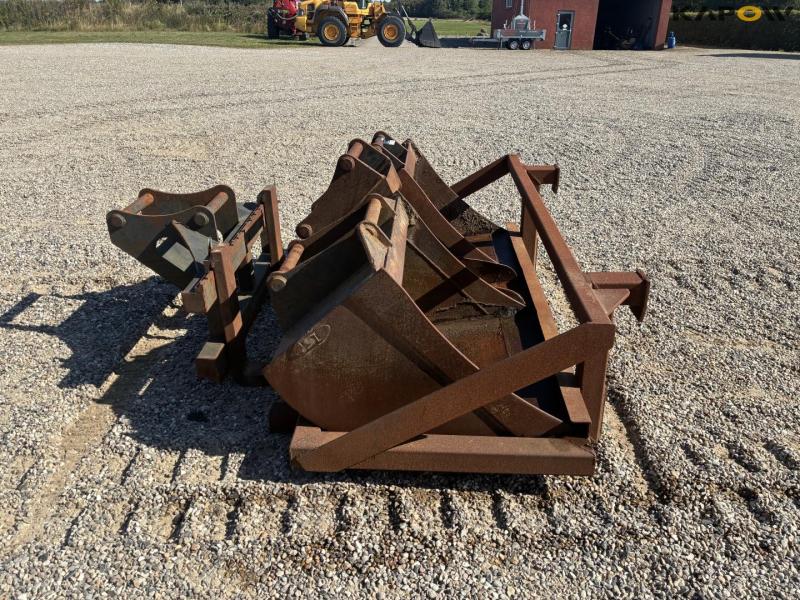 Bucket holder, bucket and pallet forks with Hydrema hitch 4