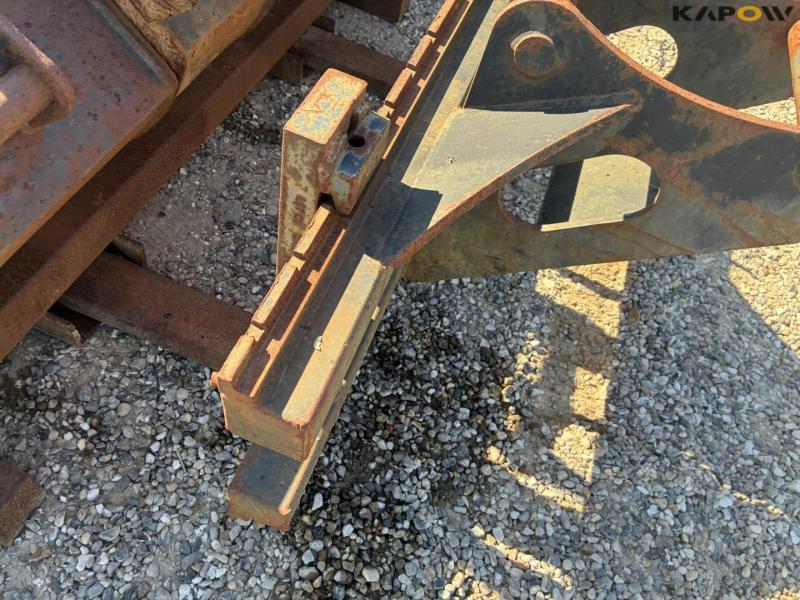 Bucket holder, bucket and pallet forks with Hydrema hitch 23