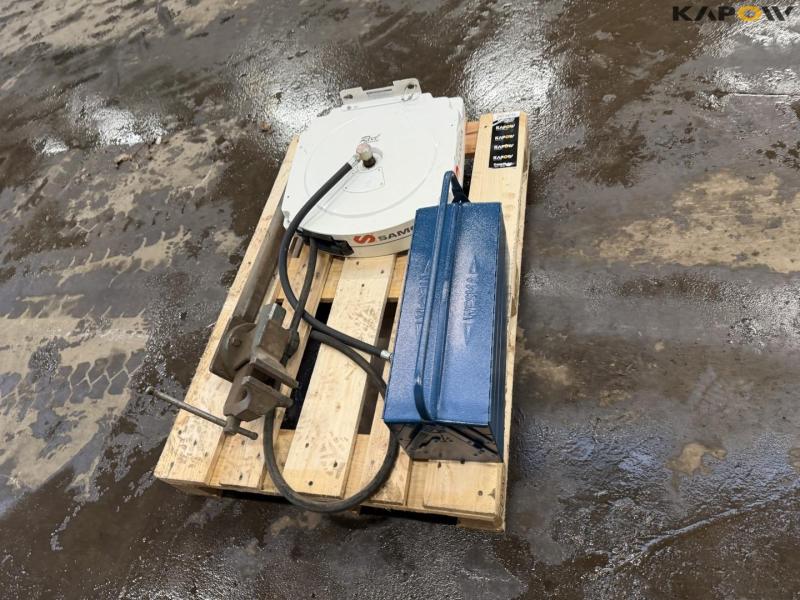 Bench vise, toolbox and compressed air roller 4