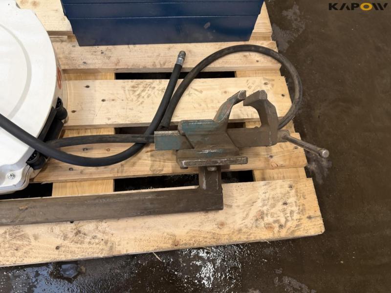 Bench vise, toolbox and compressed air roller 10