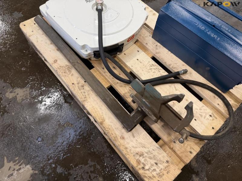 Bench vise, toolbox and compressed air roller 11