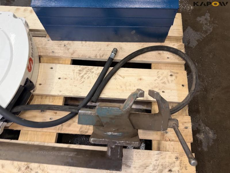 Bench vise, toolbox and compressed air roller 12