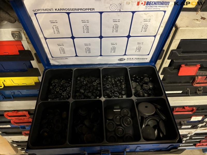 Drawer rack with miscellaneous items 27