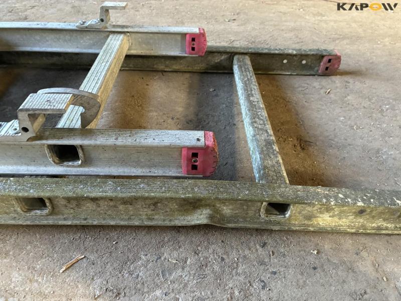 Extending ladder/roof ladder 20