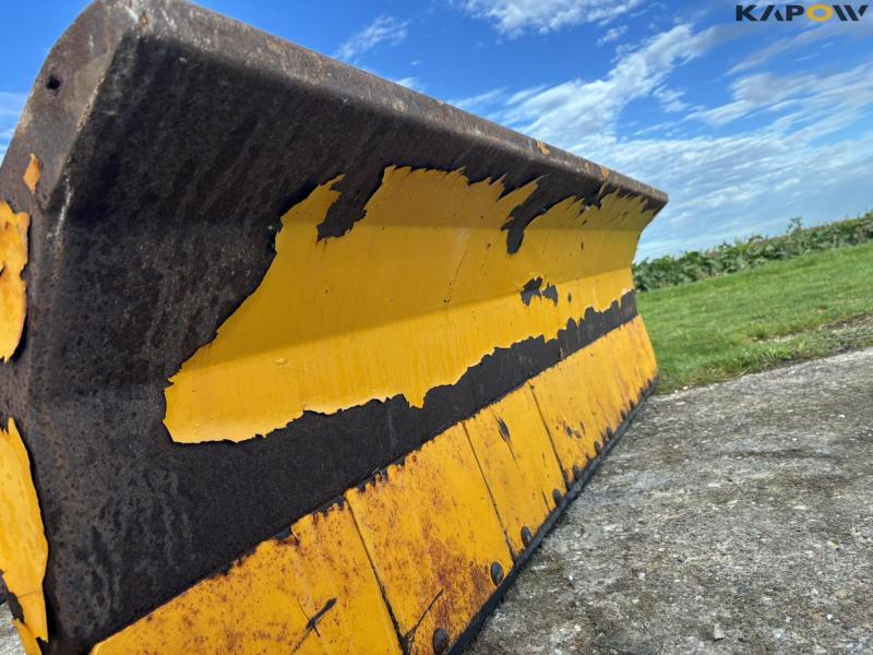 Snowplow hydraulically swiveling 13
