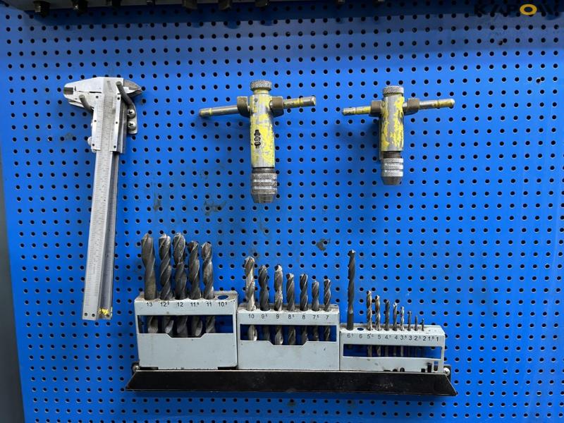 Pillar drilling machine with accessories 4