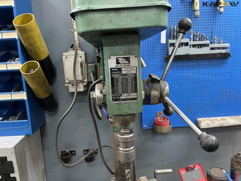 Pillar drilling machine with accessories 9